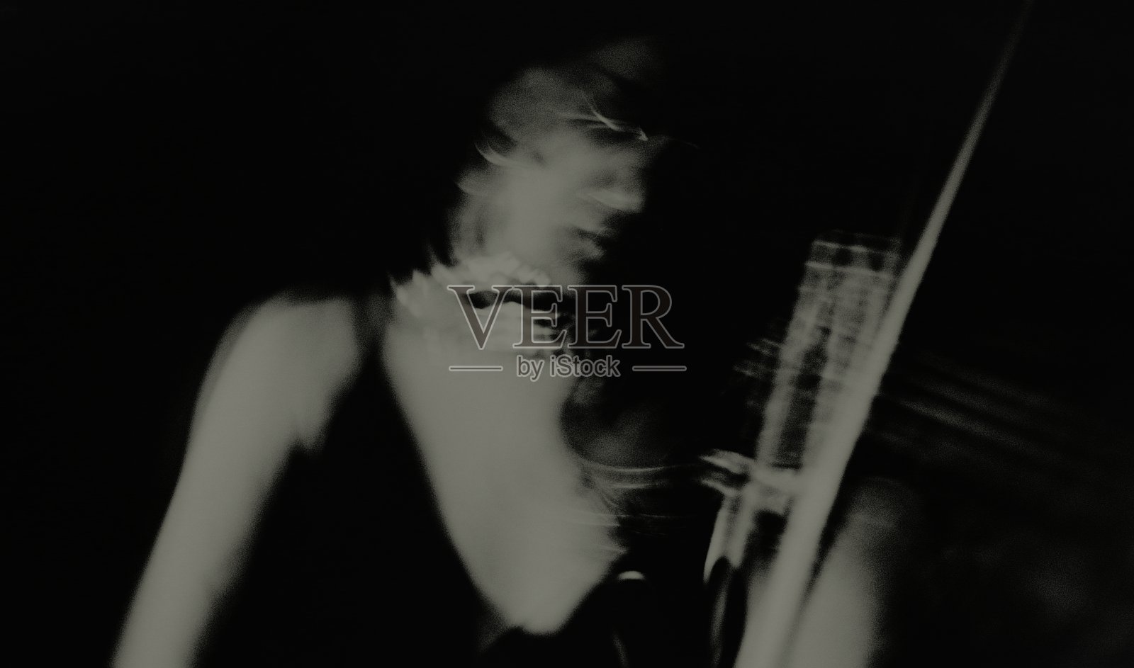 女小提琴手。照片摄影图片