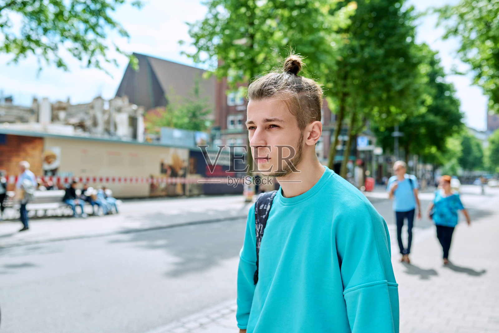 帅气的潮男在城市街道上的户外肖像照片摄影图片