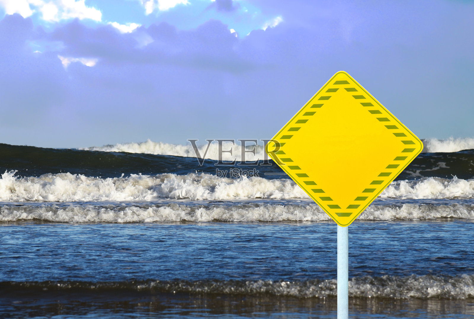 海上的波浪。暴风雨和大风时海上的波浪。海浪从海上到达陆地到海滩。飞溅的海浪在海洋，背景，纹理。风暴上升时的波浪。照片摄影图片