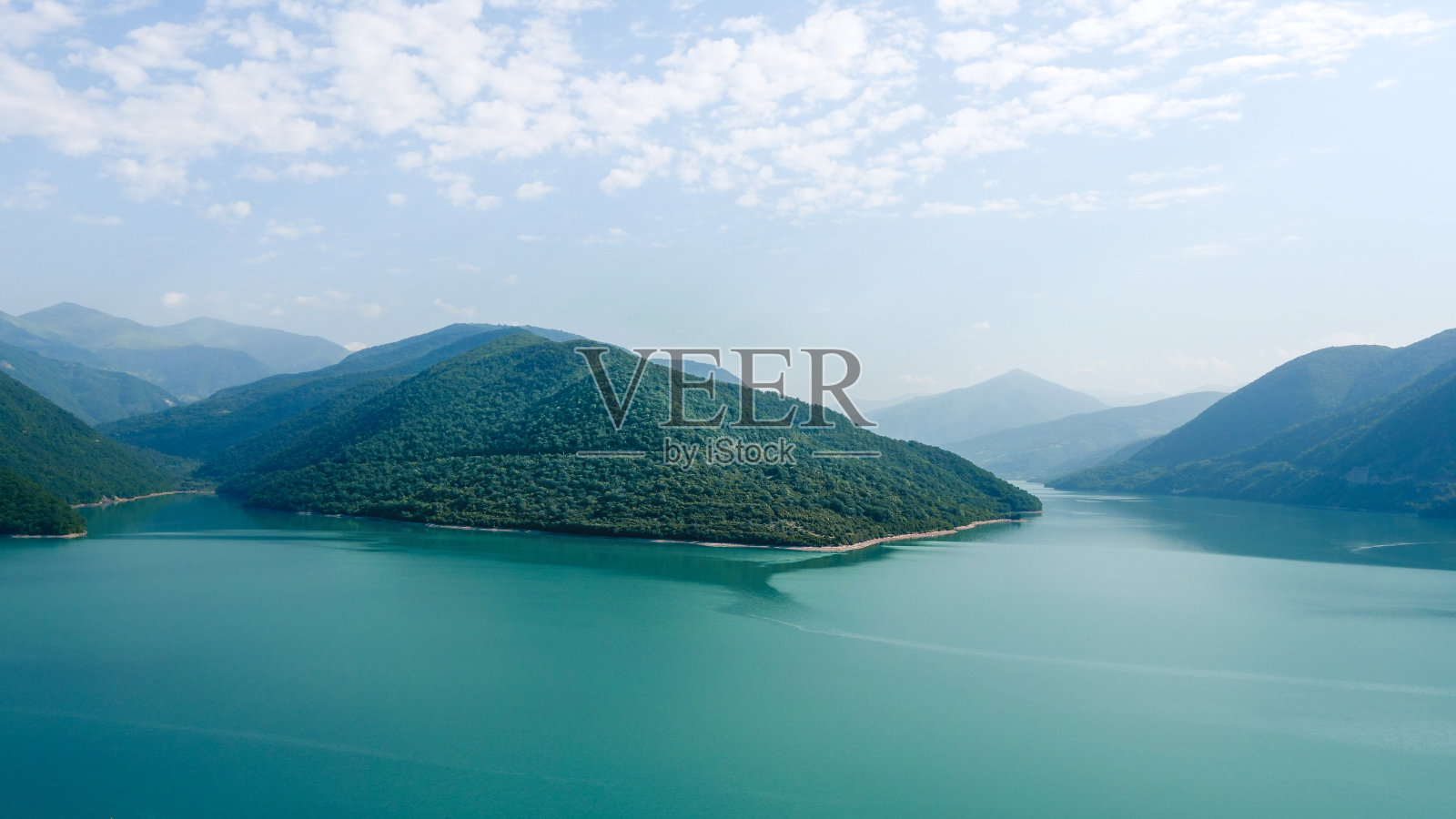 乔治亚州Zhinvali湖(水库)的绿松石水照片摄影图片