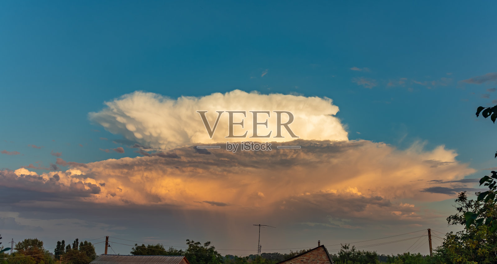 大的积雨云和乳状透镜状云映衬着蓝天照片摄影图片