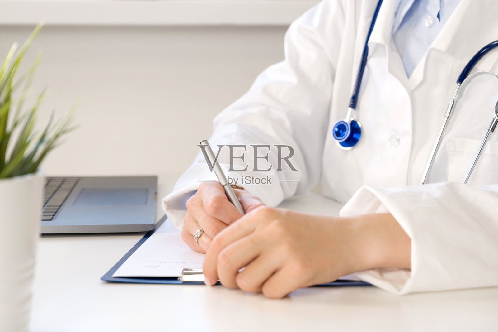 无法辨认的医生在柜子里为病人填空的特写。选择性聚焦照片摄影图片