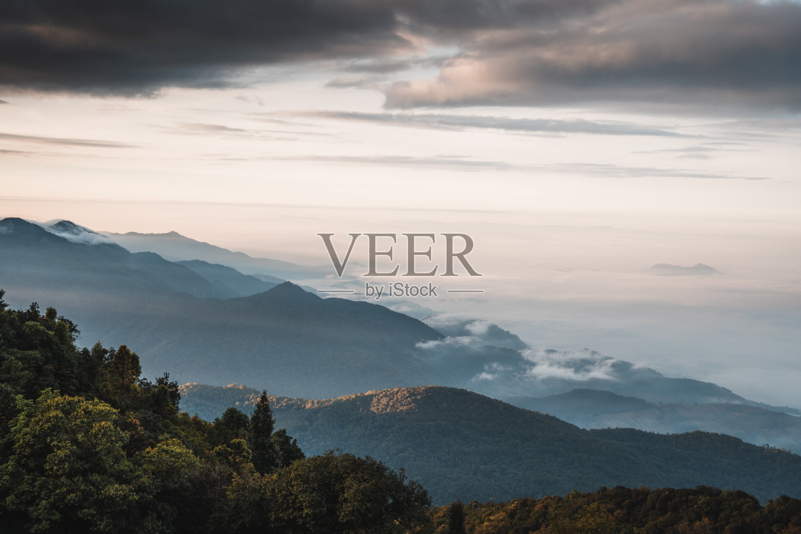 从泰国北部的茵他侬看过去照片摄影图片