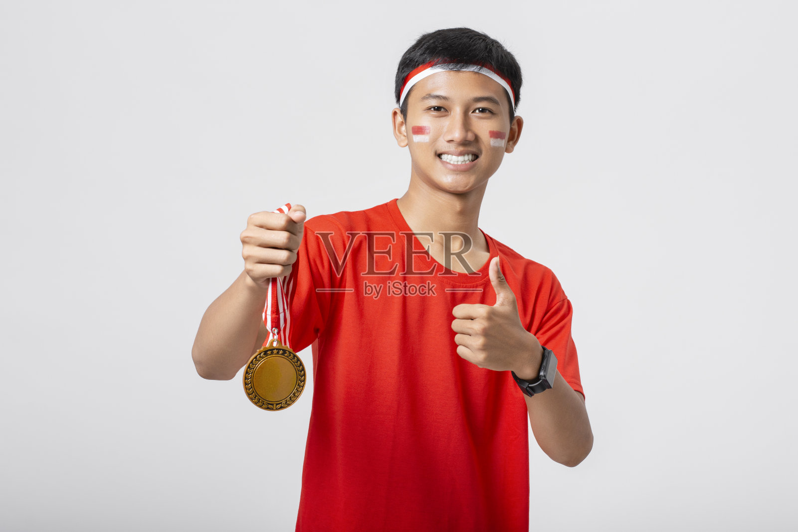 8月17日，年轻的印尼男子庆祝印尼独立日照片摄影图片