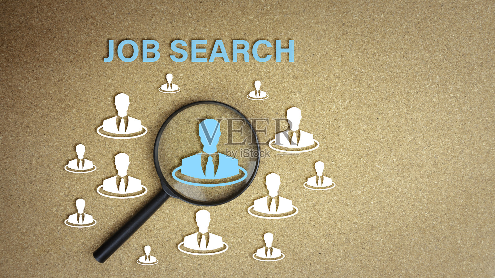 人力资源管理的概念。放大镜聚焦于经理图标，这是人力发展，招聘领导和客户目标群体在软木板上的员工图标之一。照片摄影图片