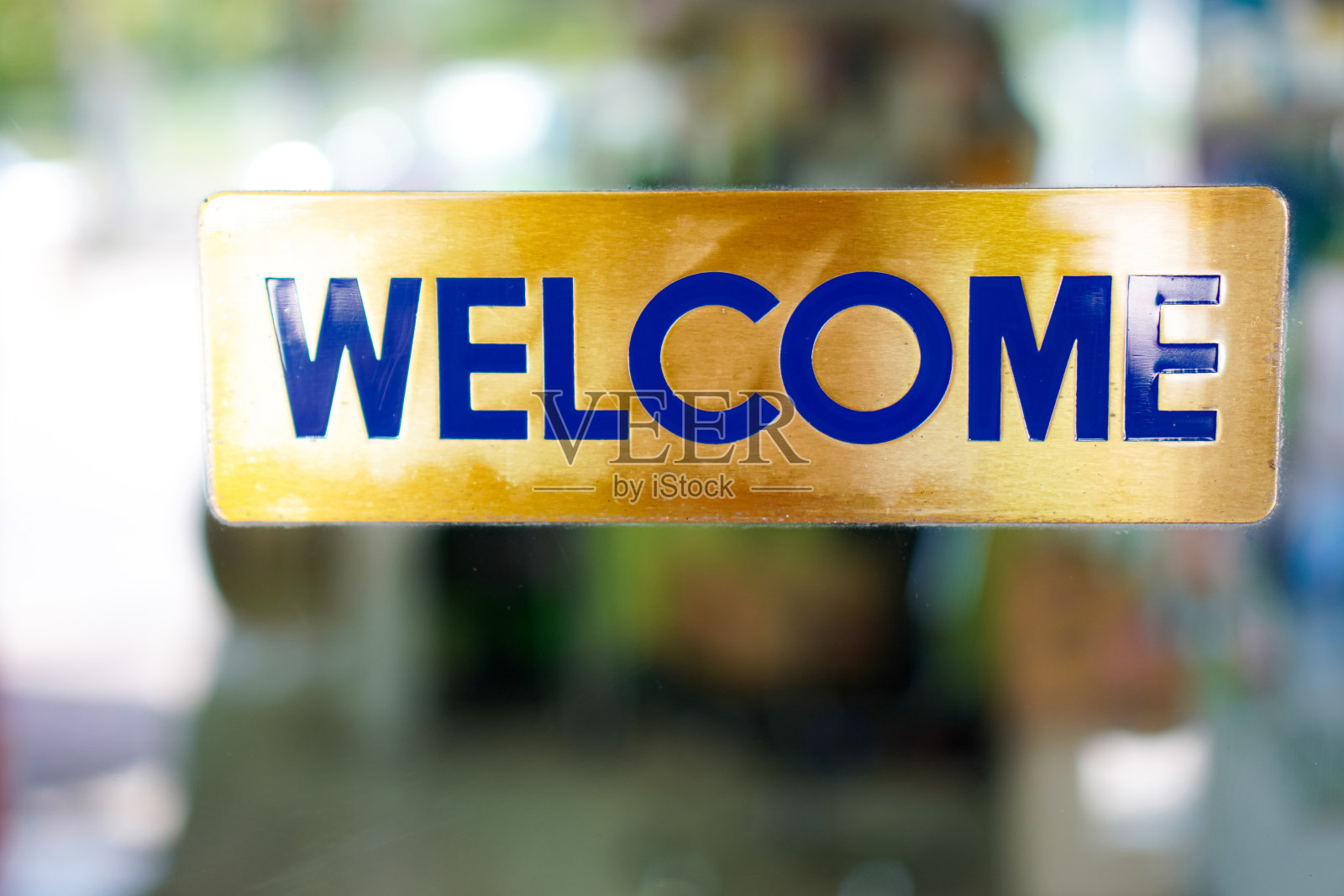 图为张贴在大楼入口玻璃上的欢迎贴纸。照片摄影图片