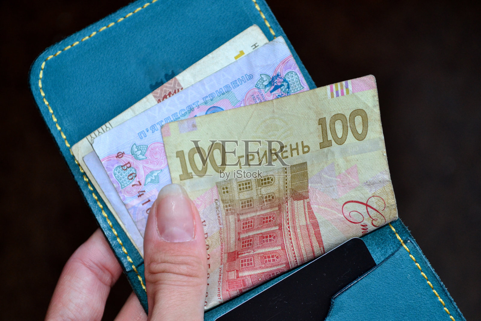 绿色钱包里的乌克兰格里夫纳照片摄影图片