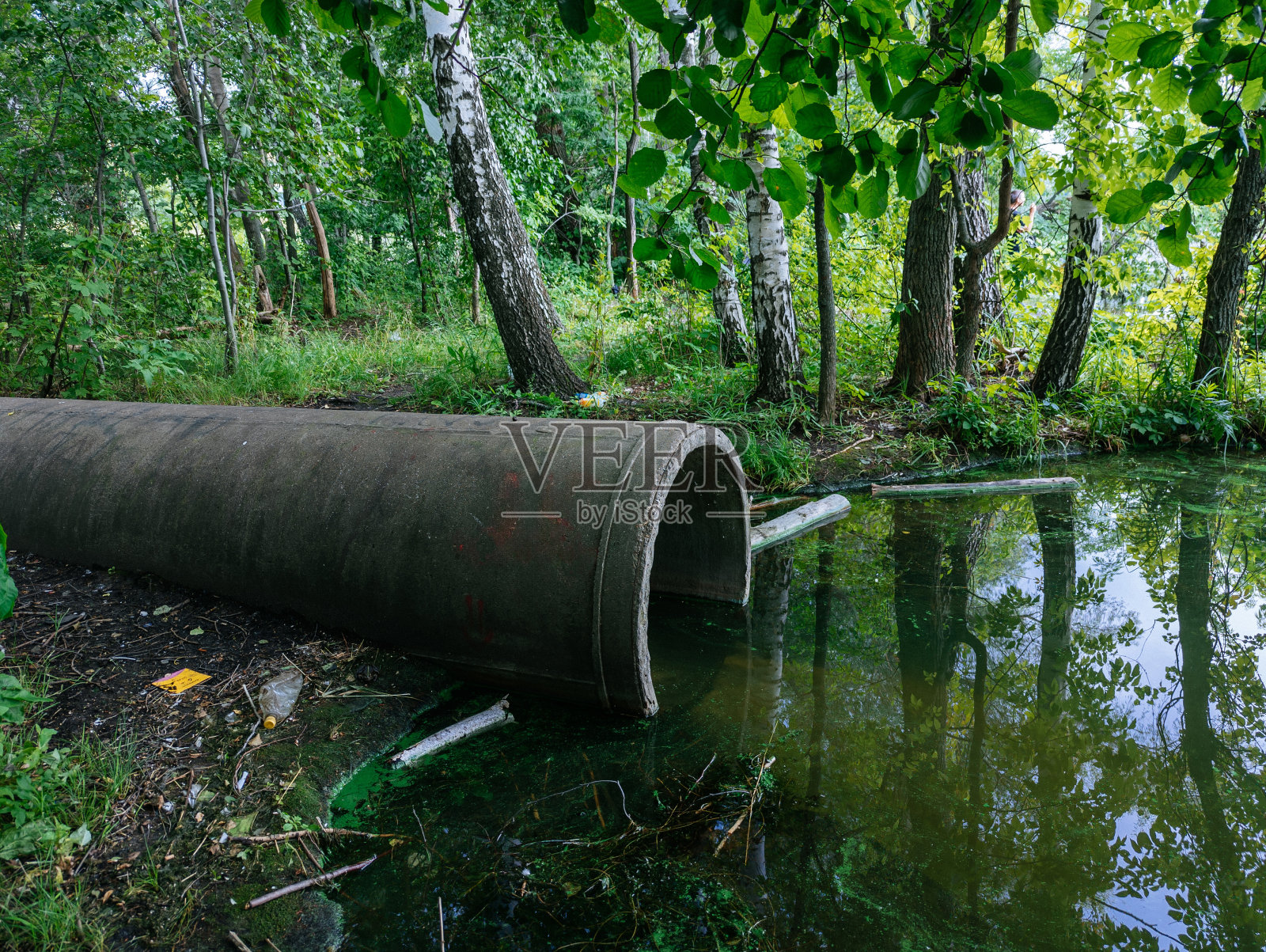 肮脏的污水从管道流入河流，污染环境照片摄影图片