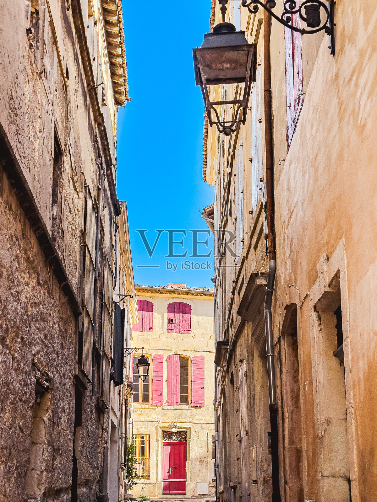 阿尔勒揭秘:漫步古老村庄迷人的街道照片摄影图片