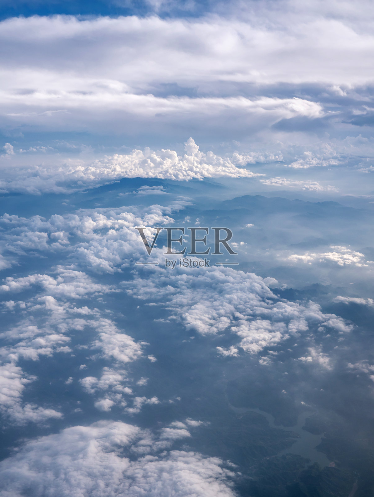 天空中形状各异的云照片摄影图片