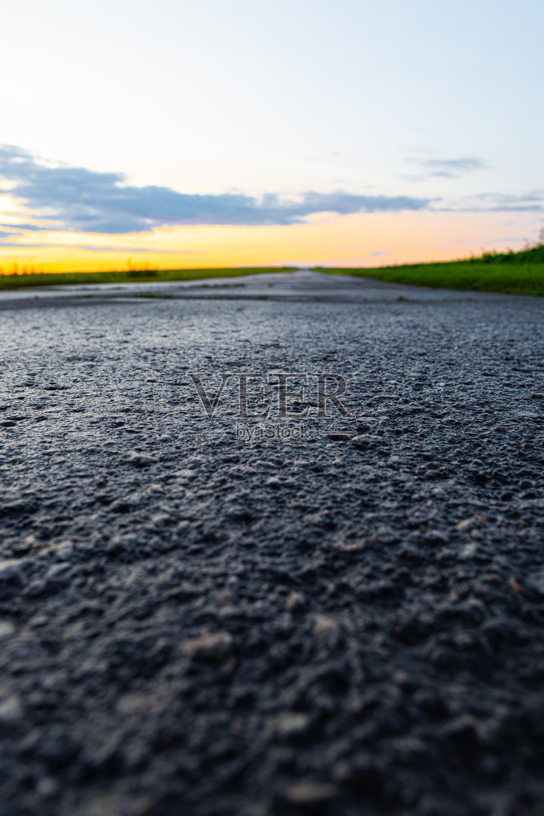 雨后夜晚空旷的乡间小路。照片摄影图片