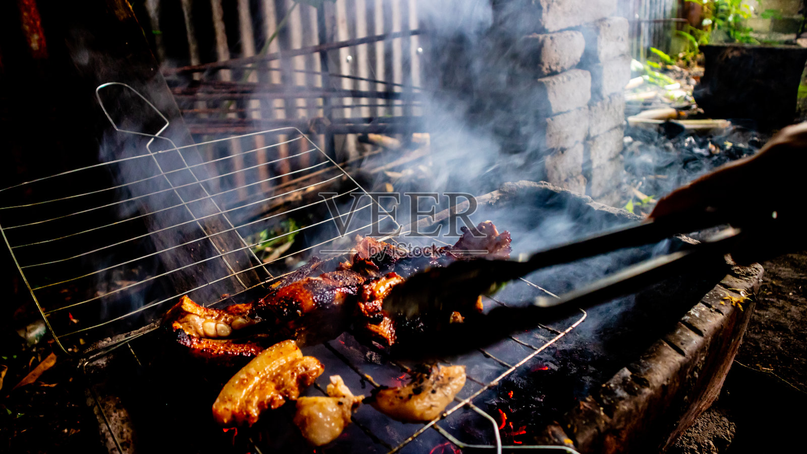 猪肉在煤上烤照片摄影图片