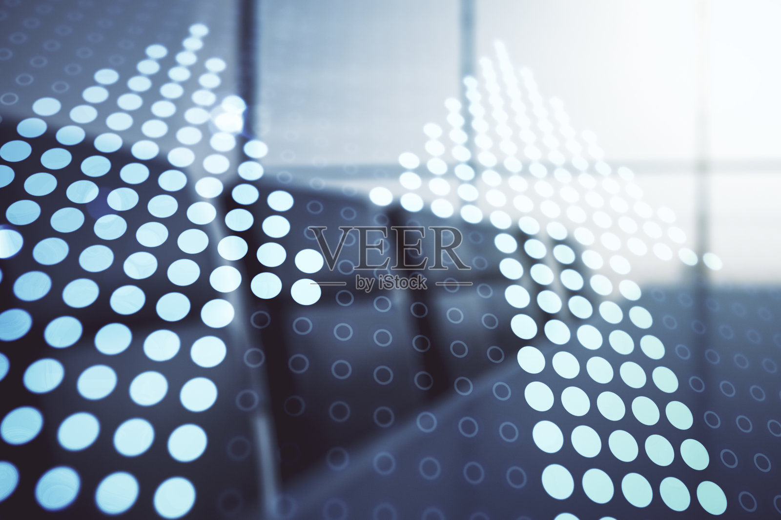 虚拟向上的箭头全息图在现代联合办公空间背景，领导和激励的概念。Multiexposure照片摄影图片