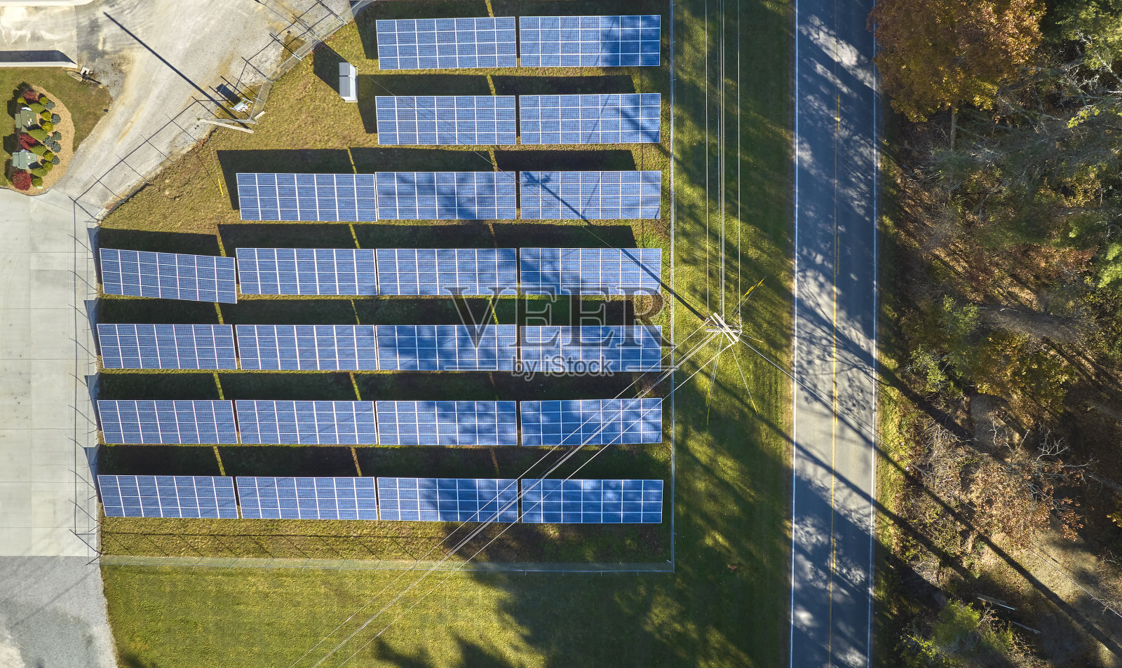 大型可持续发电厂鸟瞰图，有一排排太阳能光伏板，用于生产清洁电力。零排放的可再生电力概念照片摄影图片