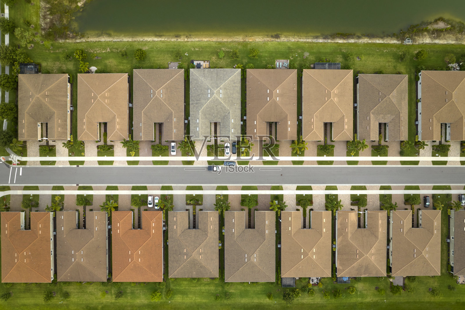 鸟瞰佛罗里达州封闭郊区紧密分布的家庭住宅。美国郊区的房地产开发照片摄影图片