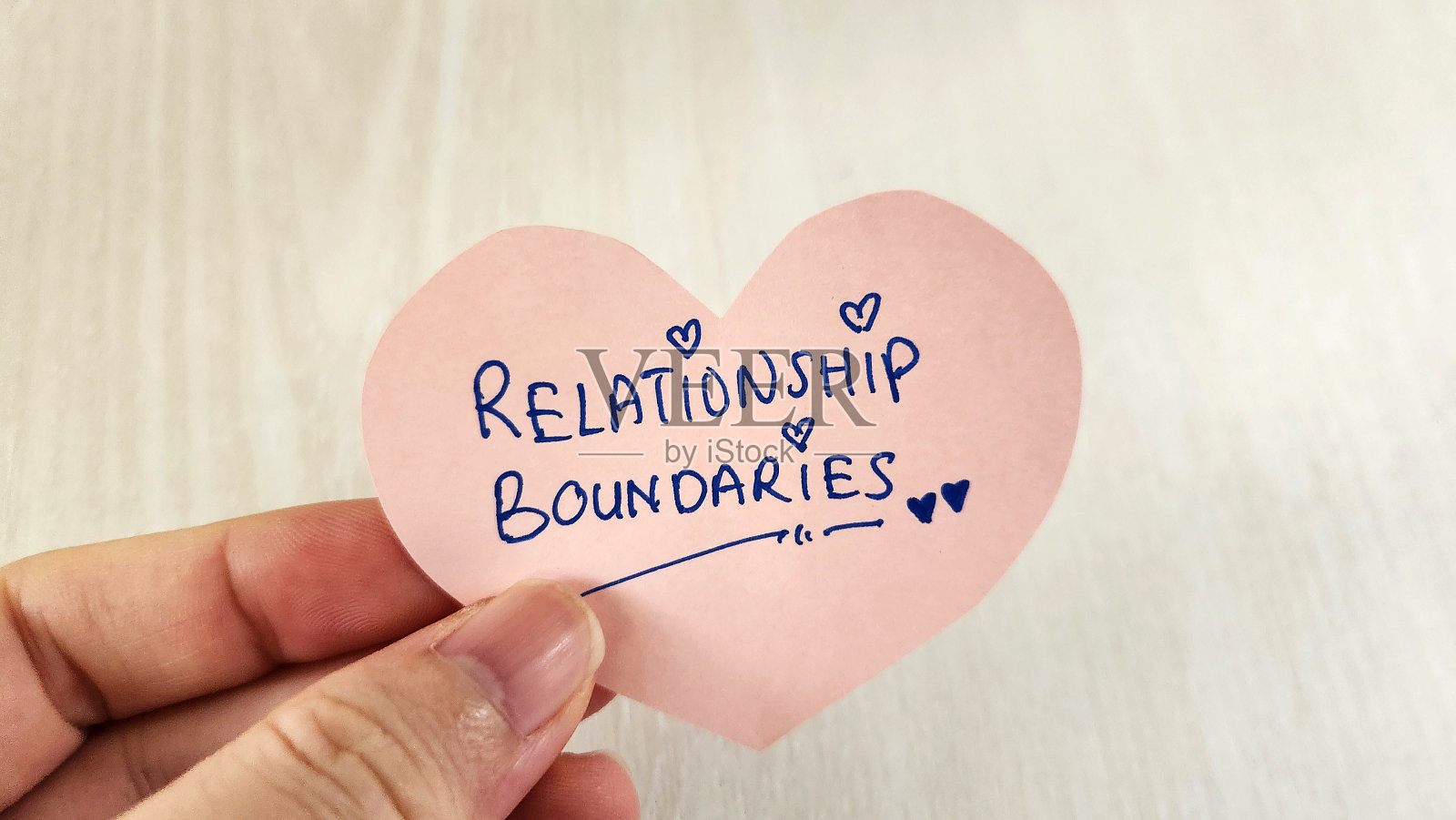一张心形的纸条，上面写着“关系界限”照片摄影图片