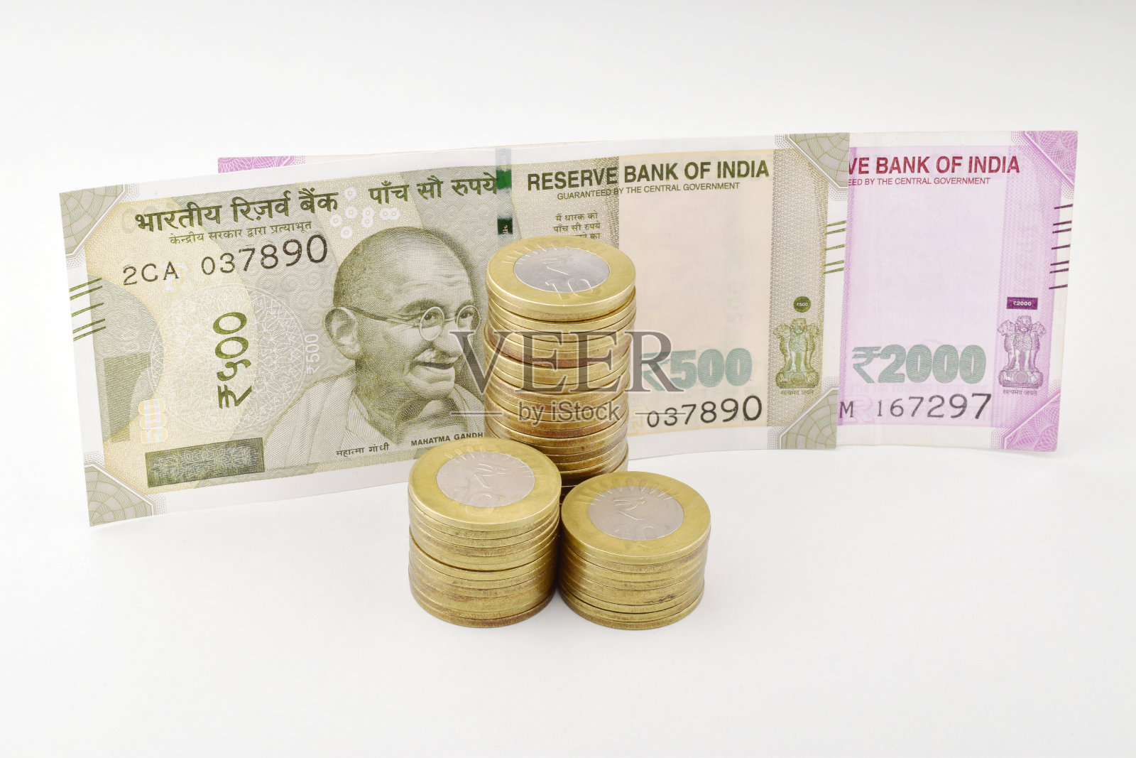 印度纸币上的硬币被隔离在白色的背景上照片摄影图片