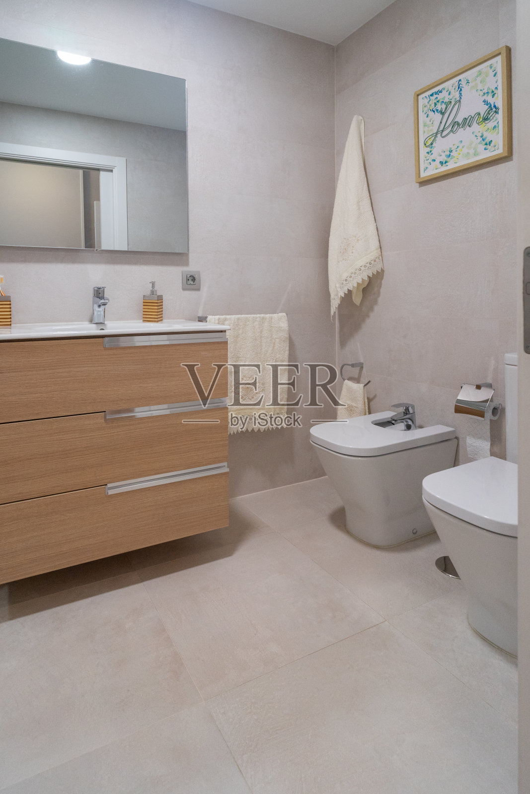 小而雅致的浴室，装修简约，有品位。小空间概念。照片摄影图片