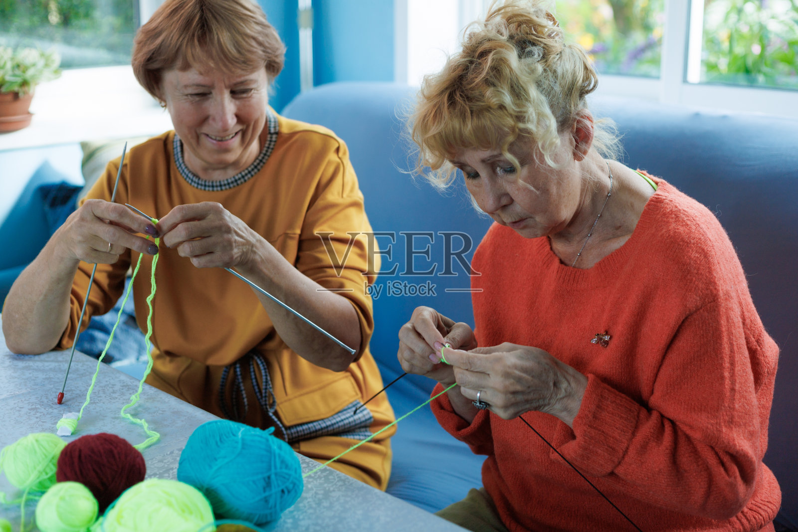 老年妇女，编织，友谊或老人，退休后放松的爱好。老年人群体，娱乐或爱好，退休朋友和辅助生活活动照片摄影图片