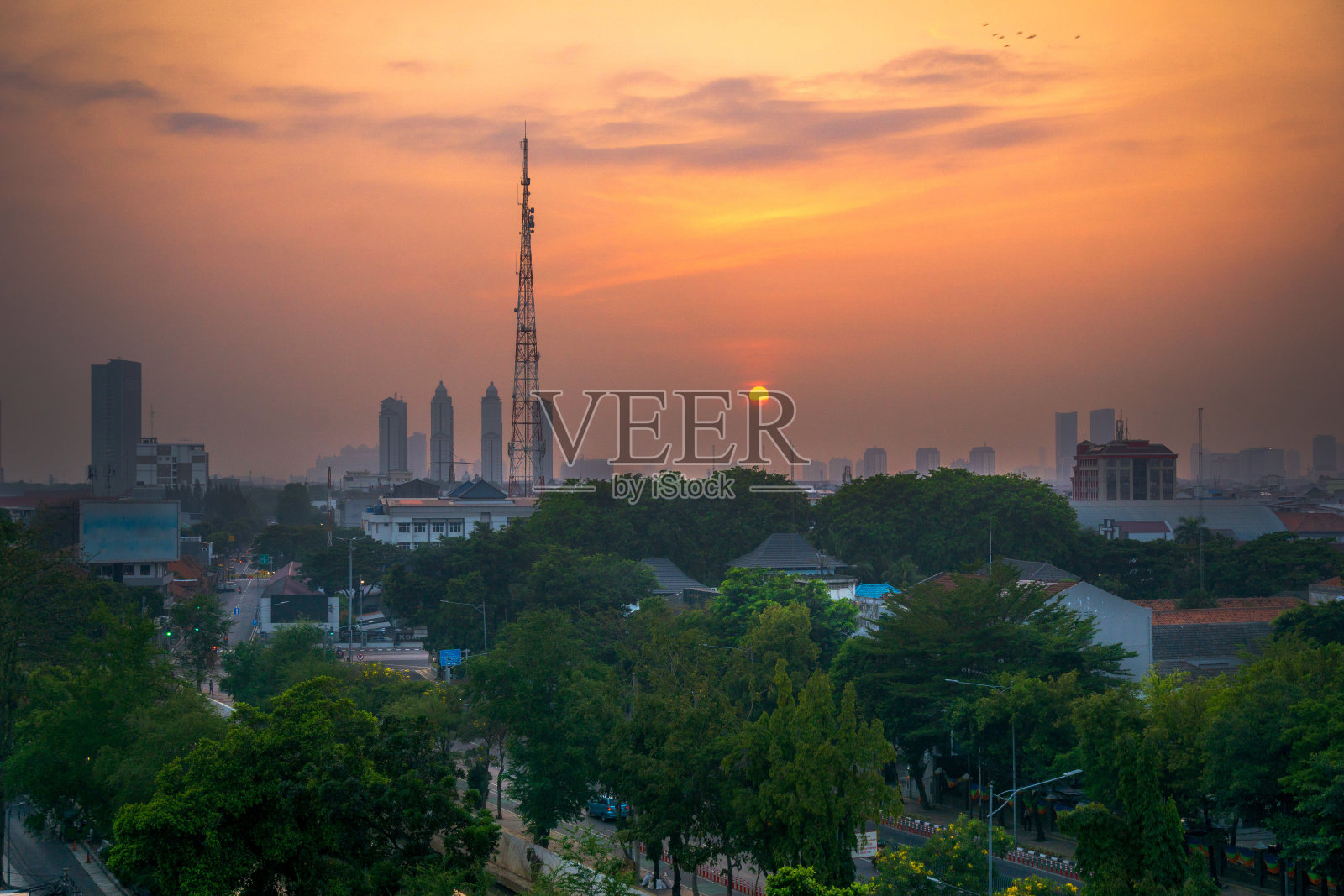 印度尼西亚雅加达市的晨景，美丽的早晨，日出和高楼林立照片摄影图片