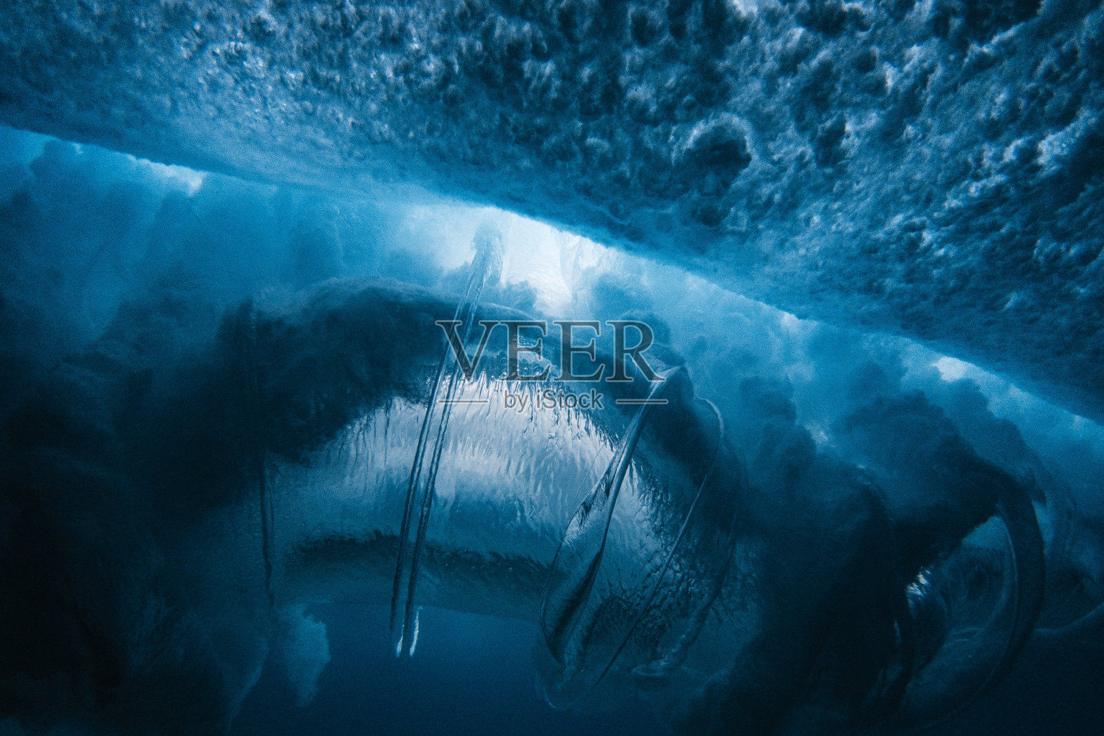 水下景观下的破碎波爆炸与高对比度分散的水模式和圆柱形空气涡轮机照片摄影图片