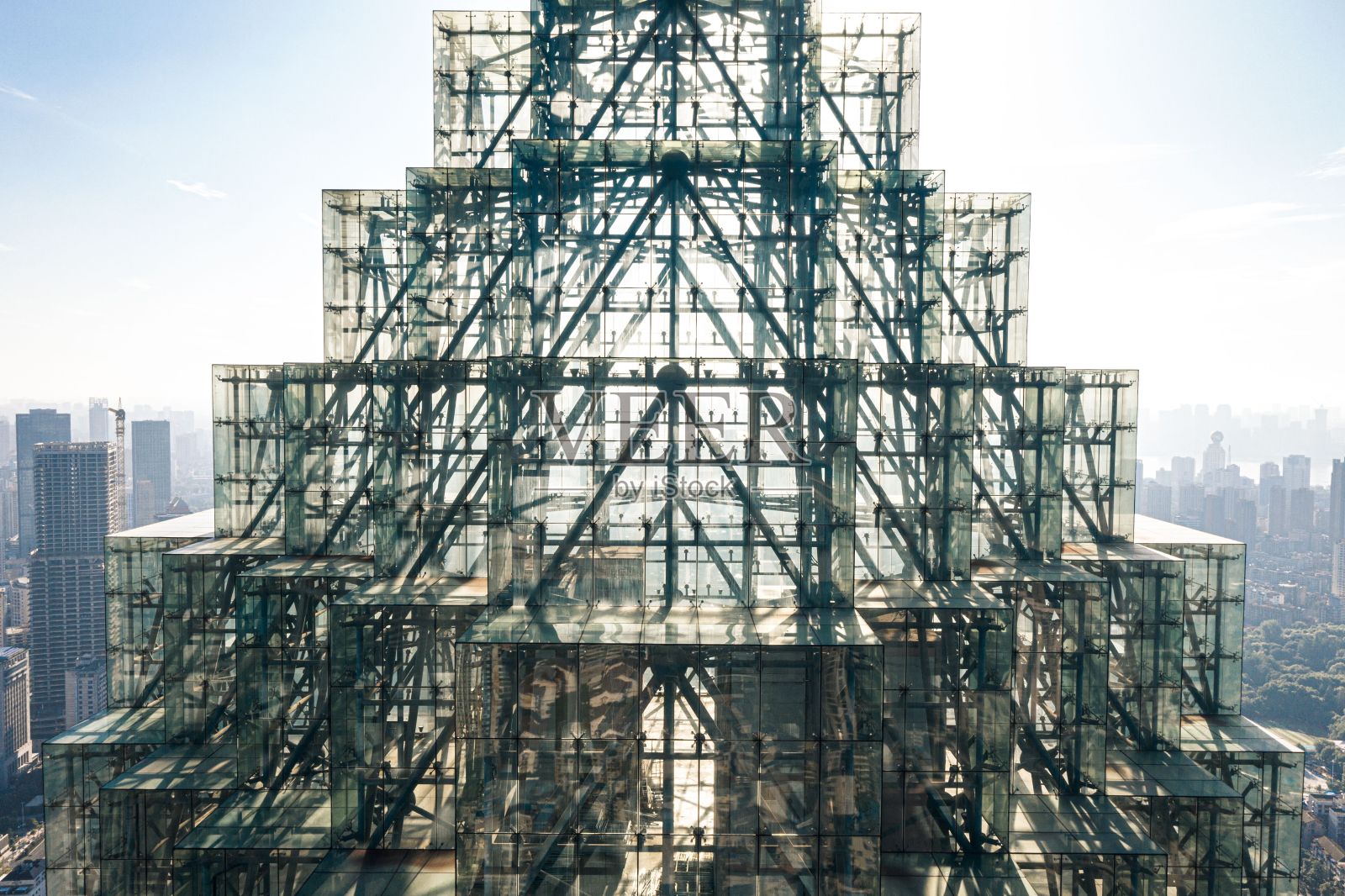 金字塔形建筑的鸟瞰图，有多层窗户照片摄影图片