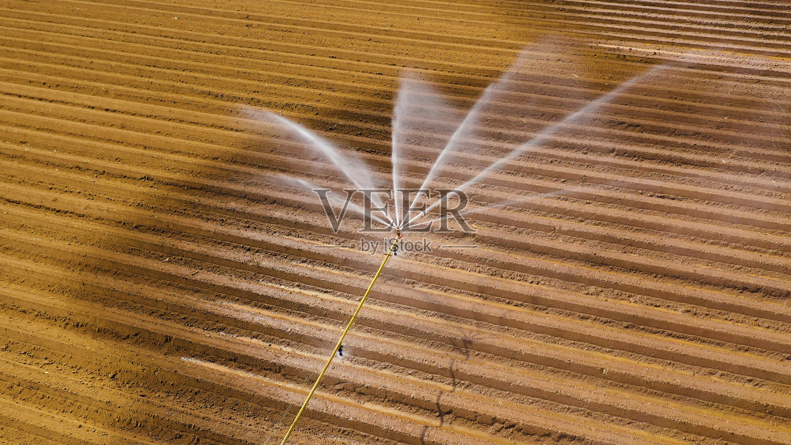 农田灌溉系统。照片摄影图片