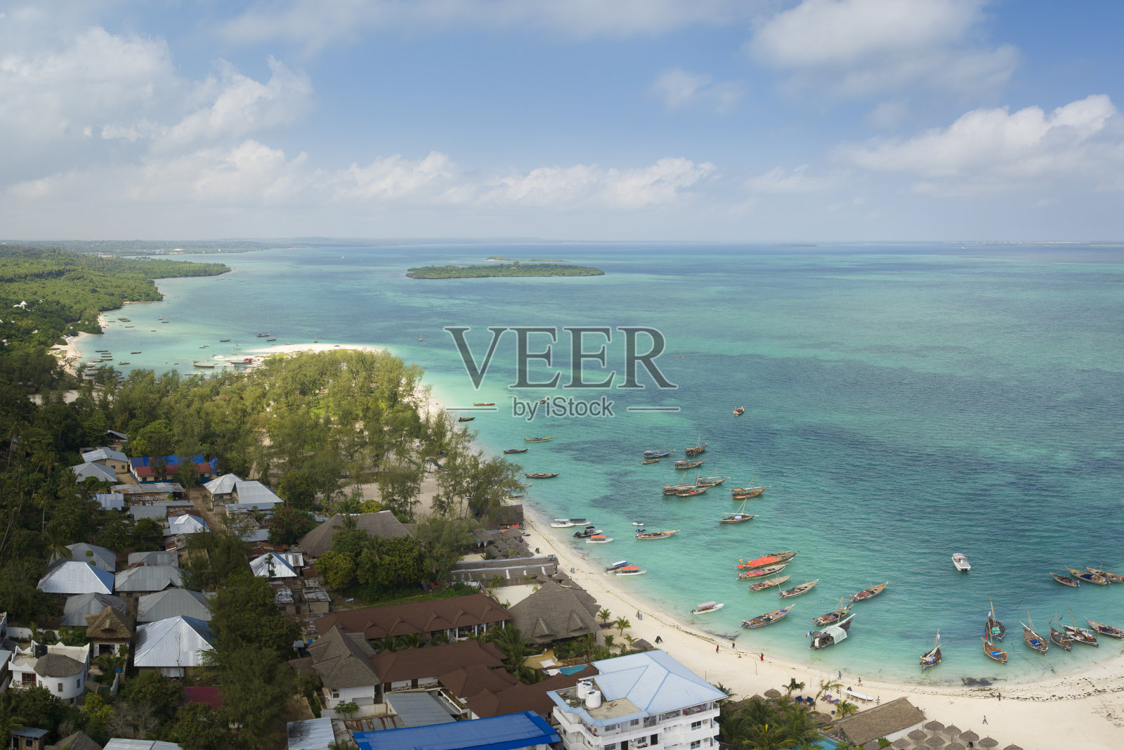 无人机拍摄的木制渔船在Kendwa村照片摄影图片