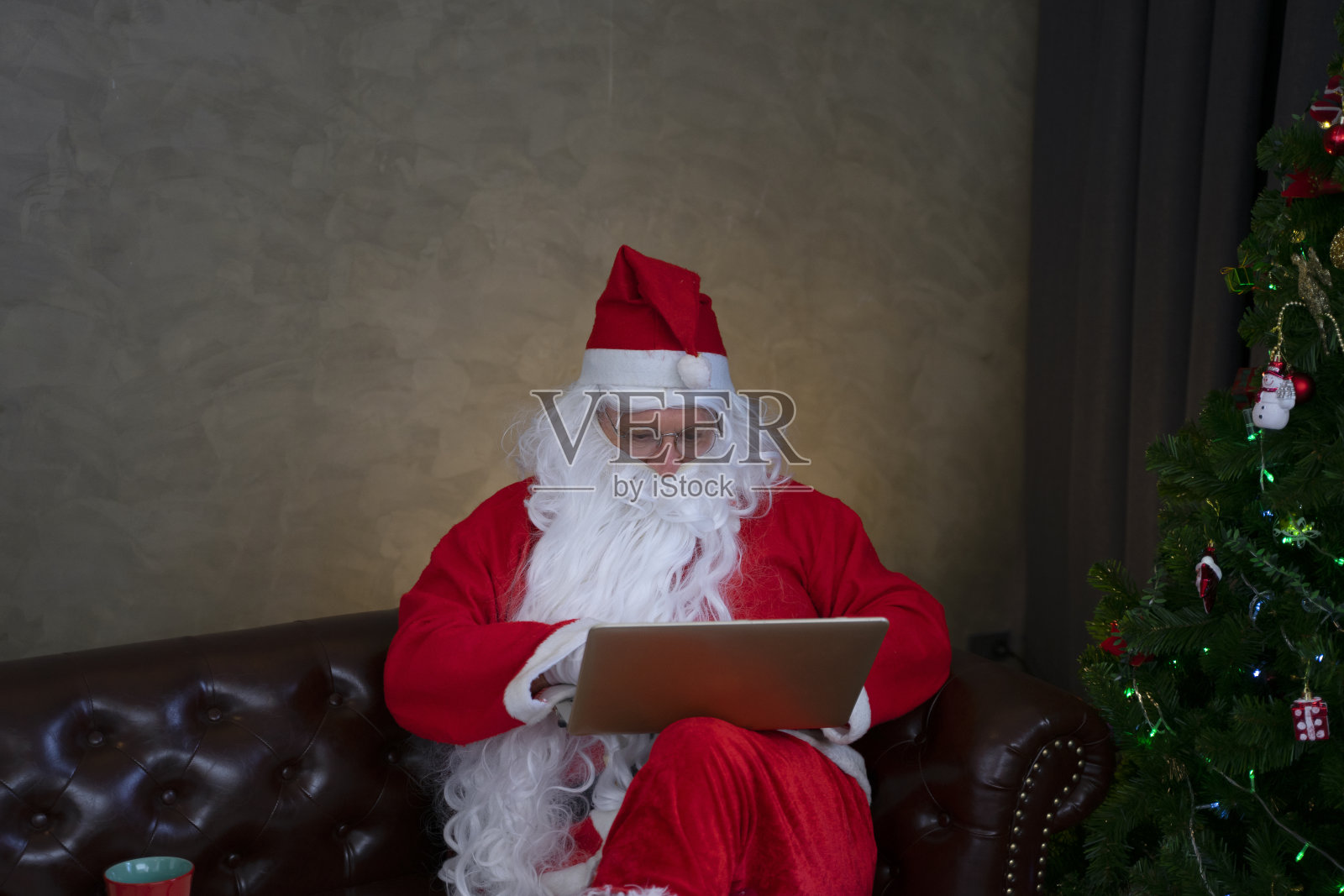 圣诞老人的日常生活。照片摄影图片