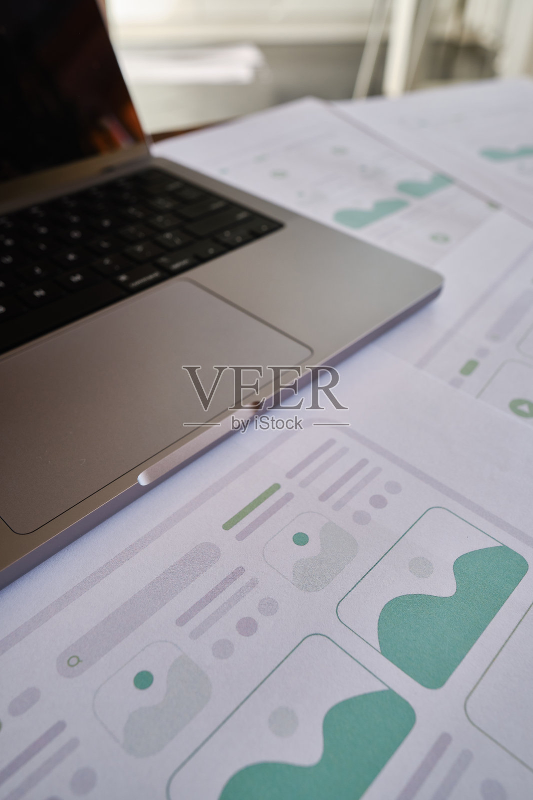 UX网站设计线框图。草图，原型，框架，布局未来设计项目。UI/UX -用户界面，用户体验设计师。网页设计工作室的创意概念。网站开发照片摄影图片