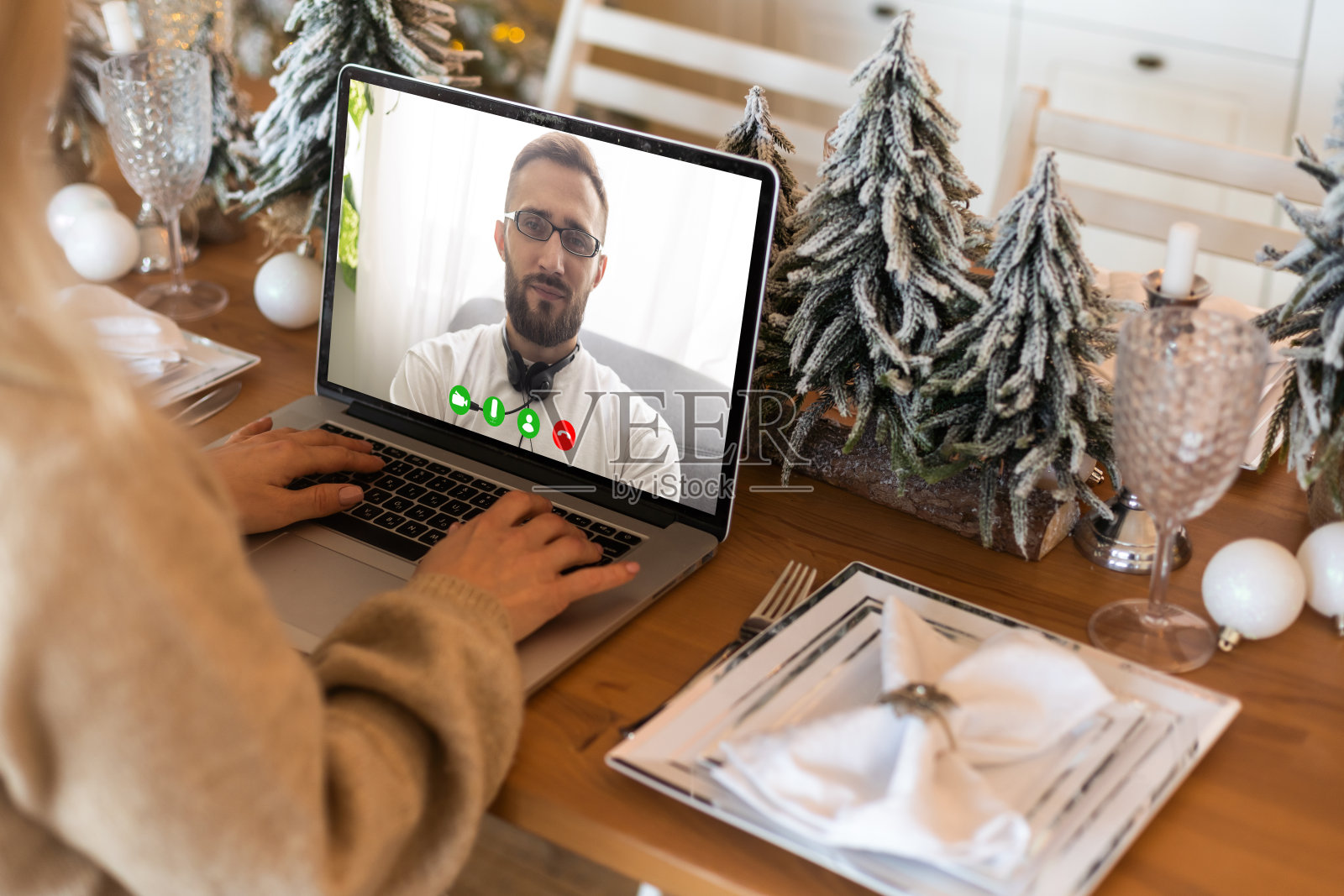 一名女子在家中客厅与医生视频通话。患者咨询与全科医生应用电脑笔记本电脑。医生和顾问在线和远程医疗概念。照片摄影图片