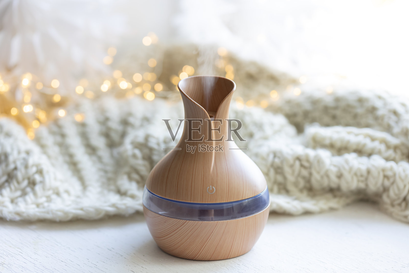 舒适的冬季成分与精油香气扩散器。照片摄影图片