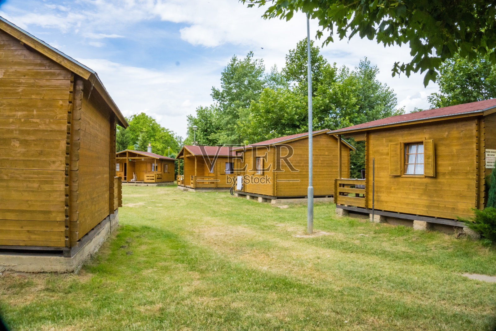 一组用于户外娱乐的木制避暑别墅。在扎德尼特雷班露营。照片摄影图片