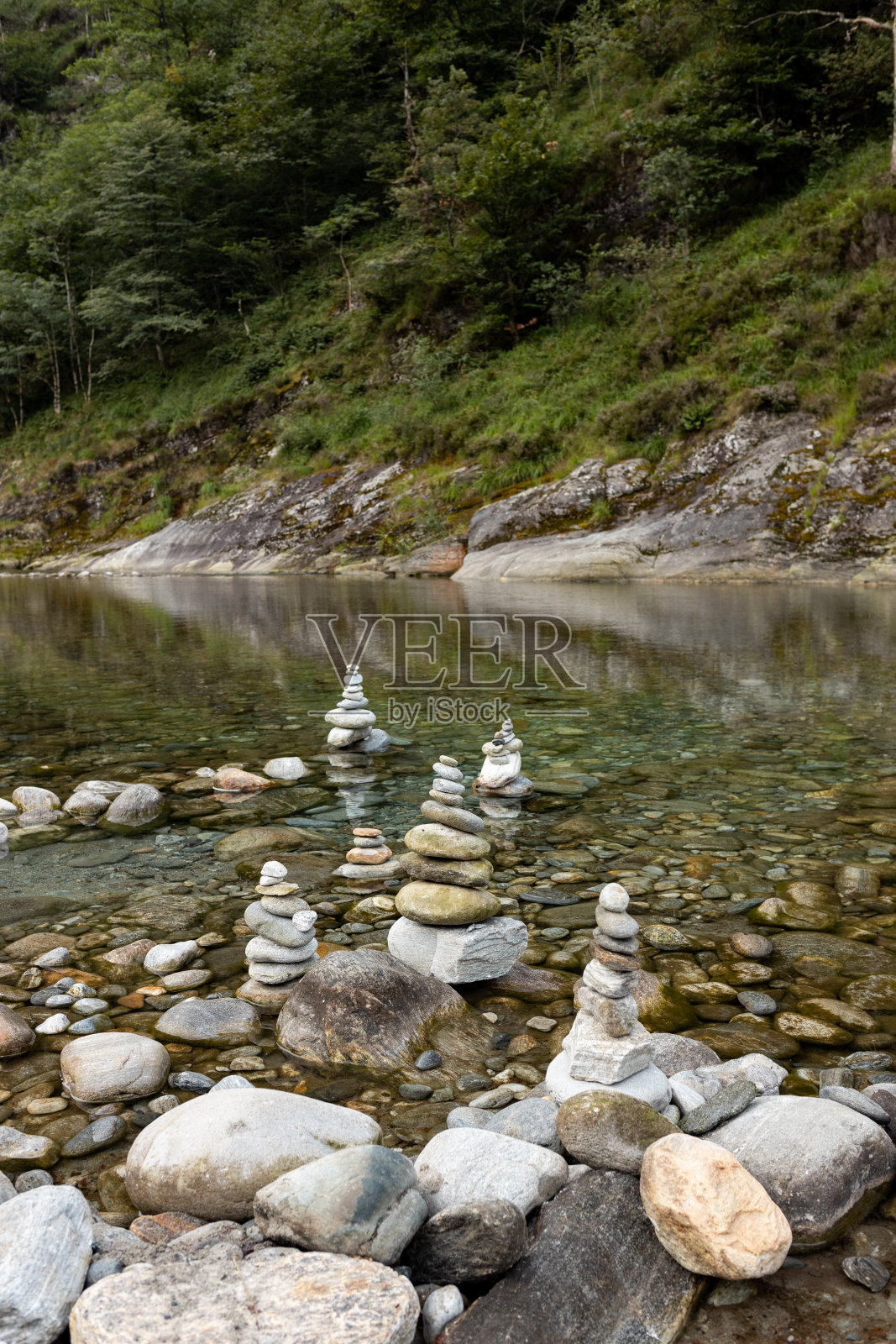 凯恩在河岸上照片摄影图片