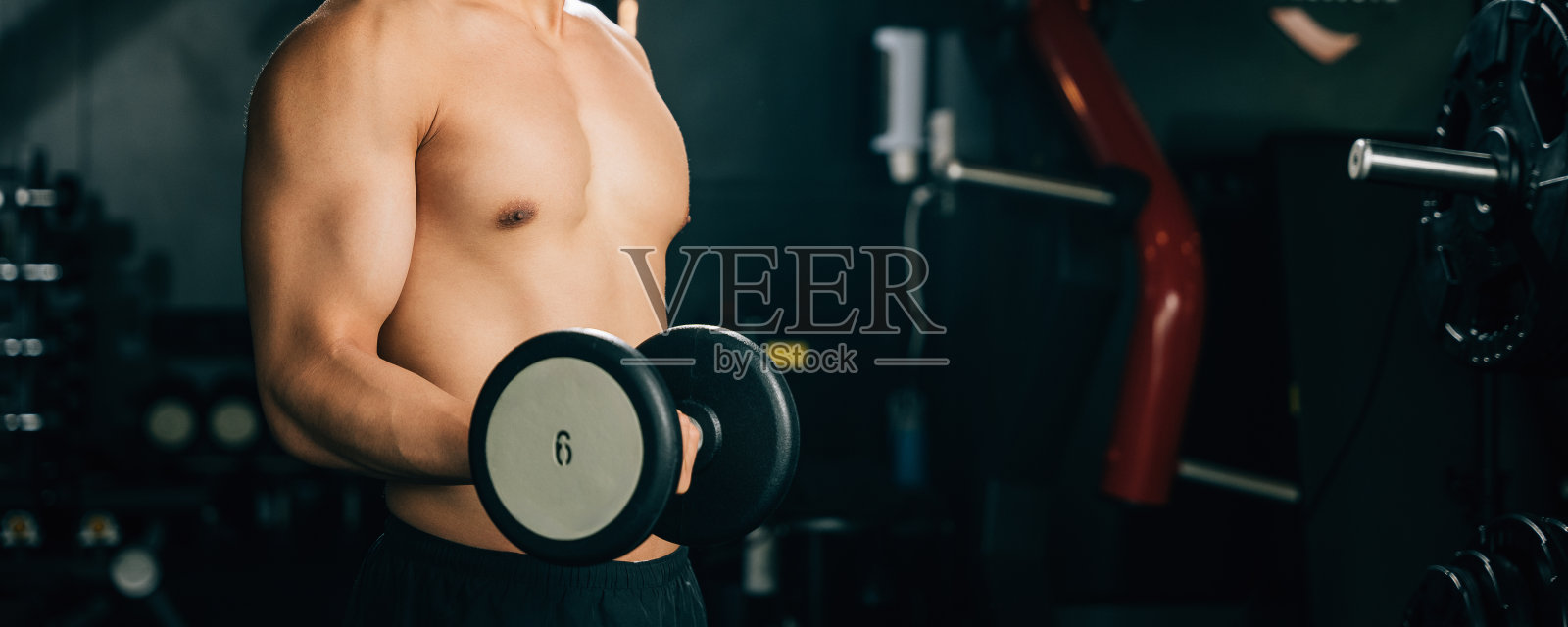 在健身房里用器材锻炼的人照片摄影图片