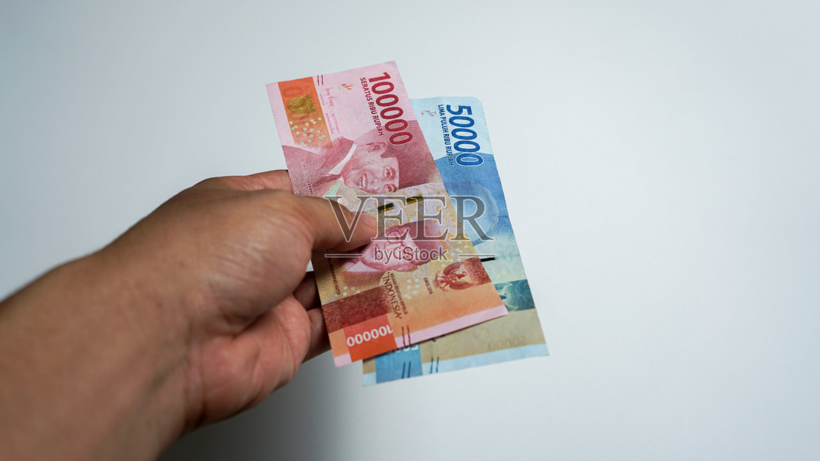 男子的手显示印尼盾货币照片摄影图片