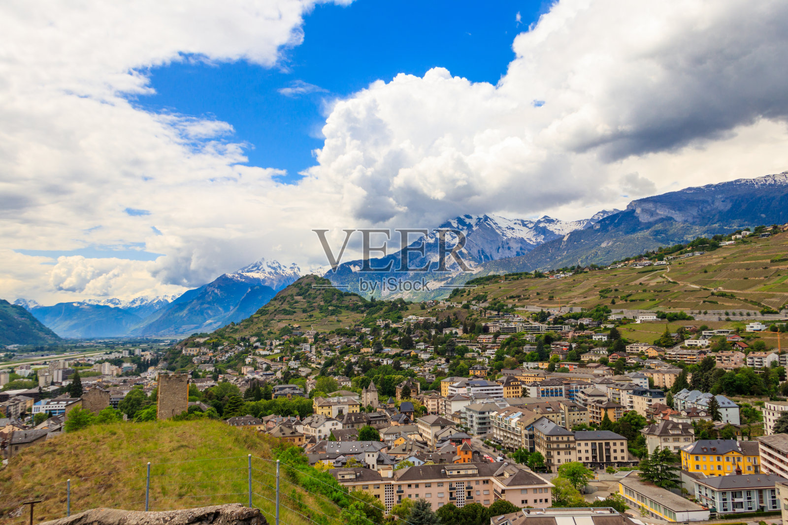 瑞士瓦莱州锡安城和瑞士阿尔卑斯山的全景照片摄影图片