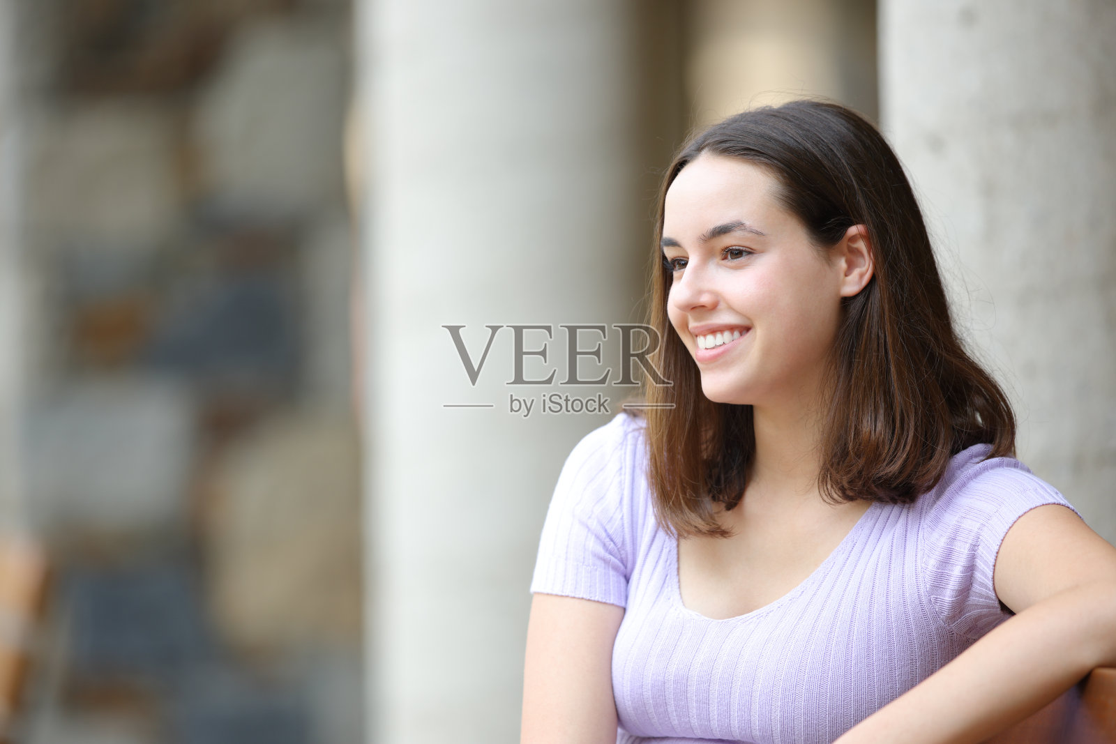 街上快乐的女人望向别处照片摄影图片