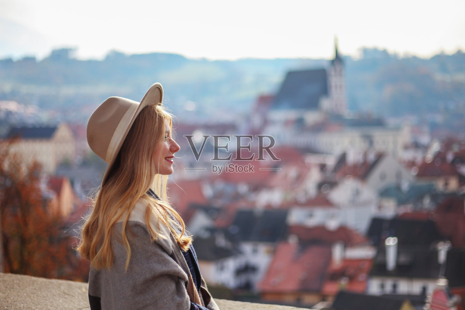 女孩游客微笑着与美丽的克鲁姆洛夫全景，捷克共和国捷克地标。照片摄影图片