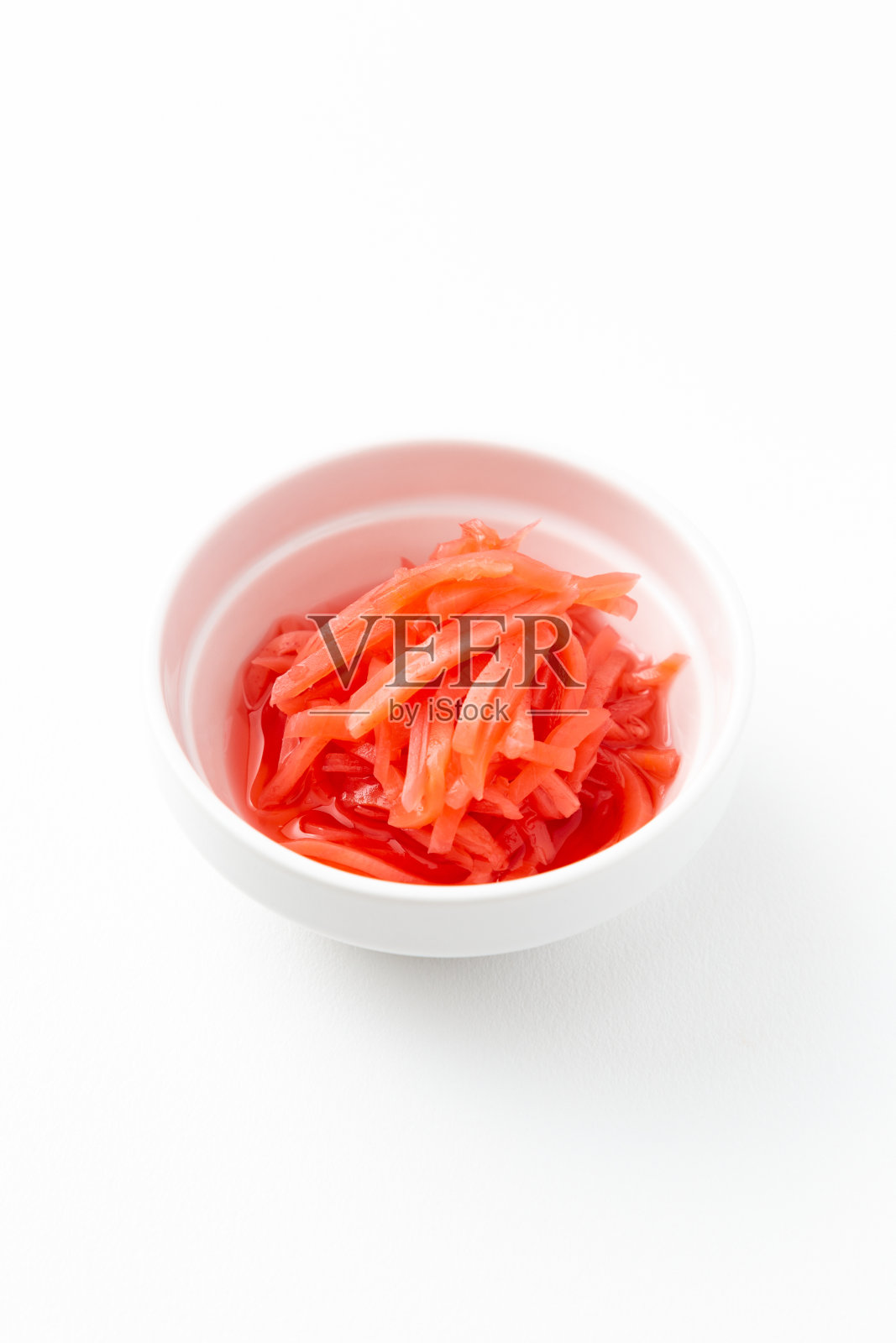 白色背景上的红姜。照片摄影图片