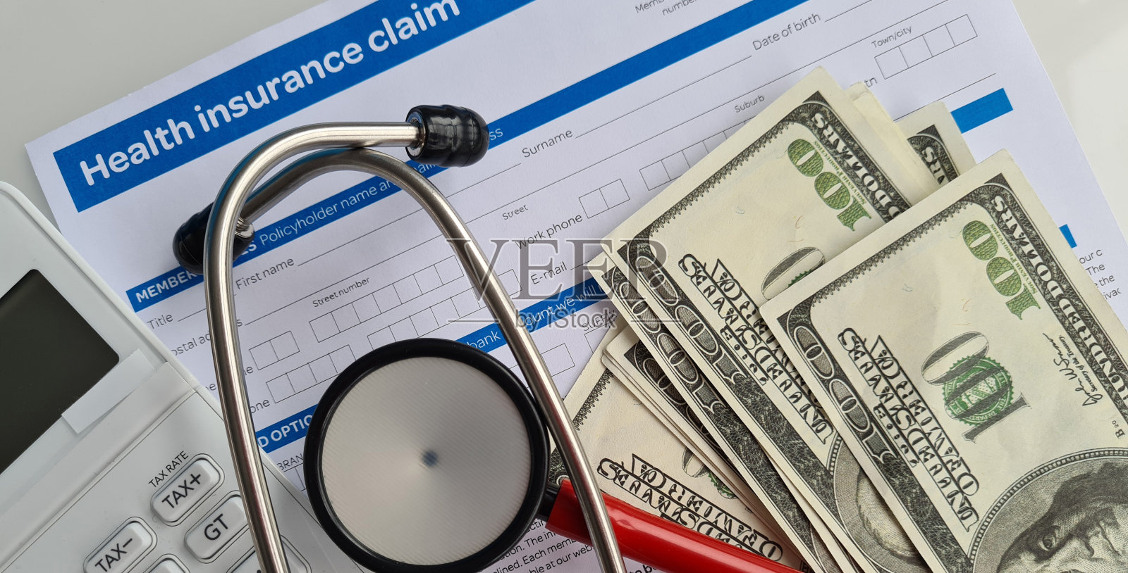 医疗报销用健康保险报销单，听诊器用货币美元照片摄影图片