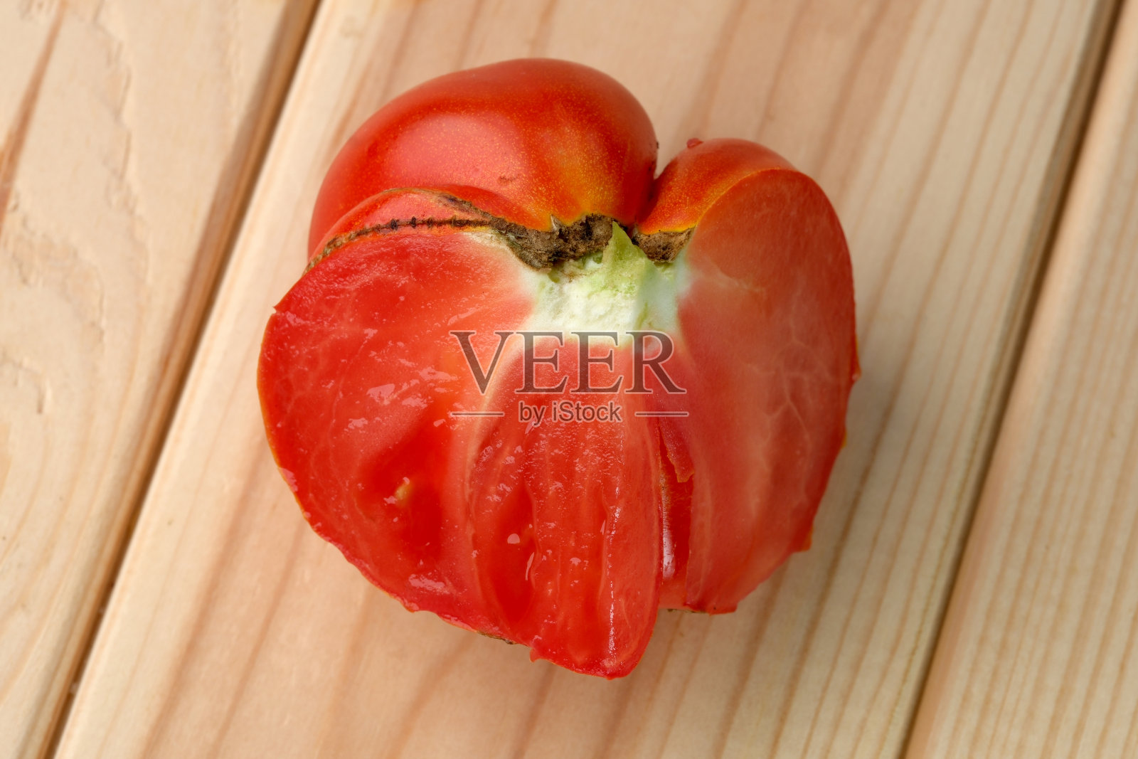 木桌上放着红熟的甜番茄照片摄影图片