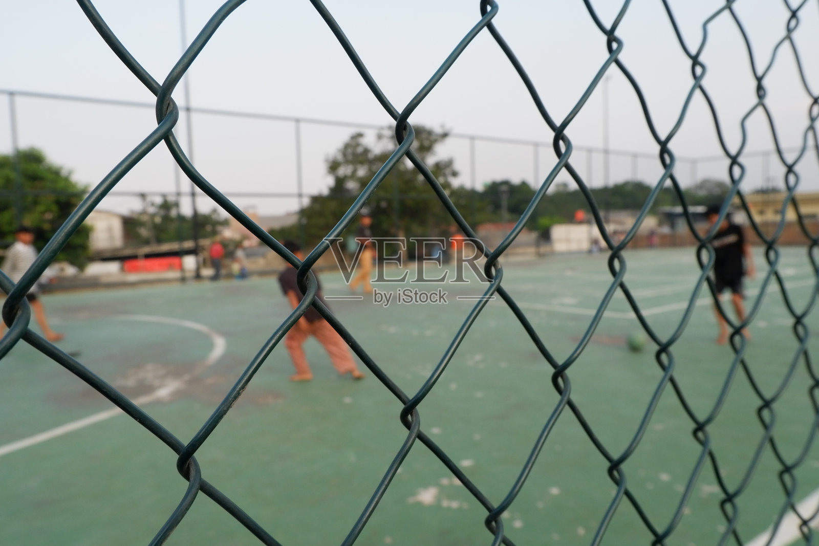 足球场周围有绿色的金属栅栏照片摄影图片