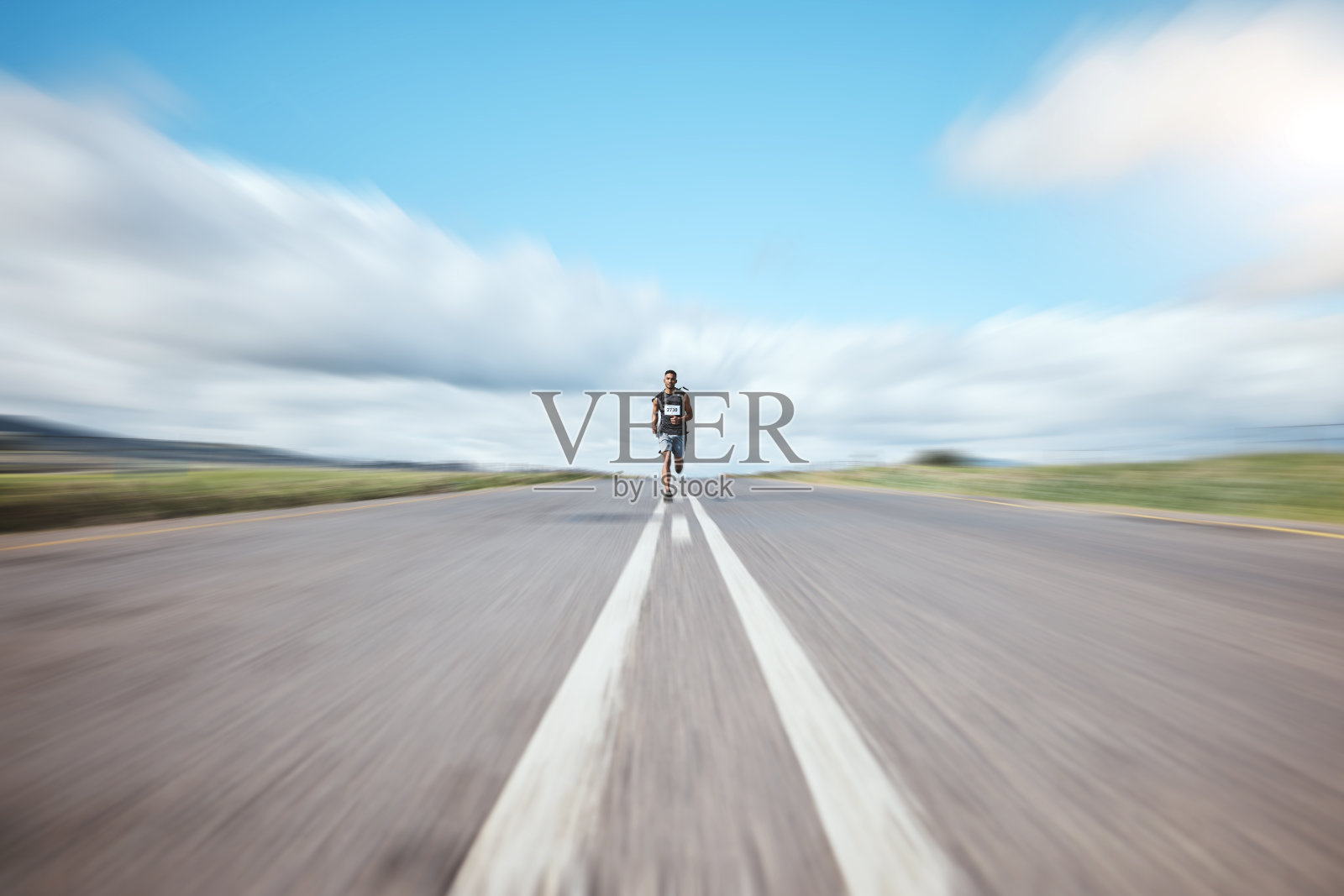 健身，能量和男子跑在道路上的比赛，跑步或在农村锻炼。体育，赛跑和男性运动员在街头的训练，锻炼或速度，弹性或性能的挑战照片摄影图片