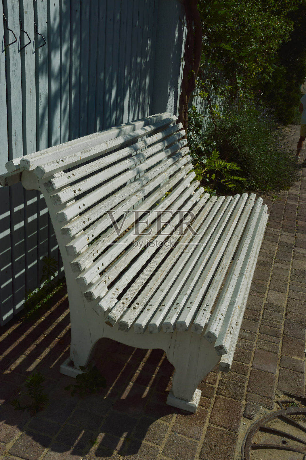 公园里的白色长凳。休闲区。设计背景。照片摄影图片