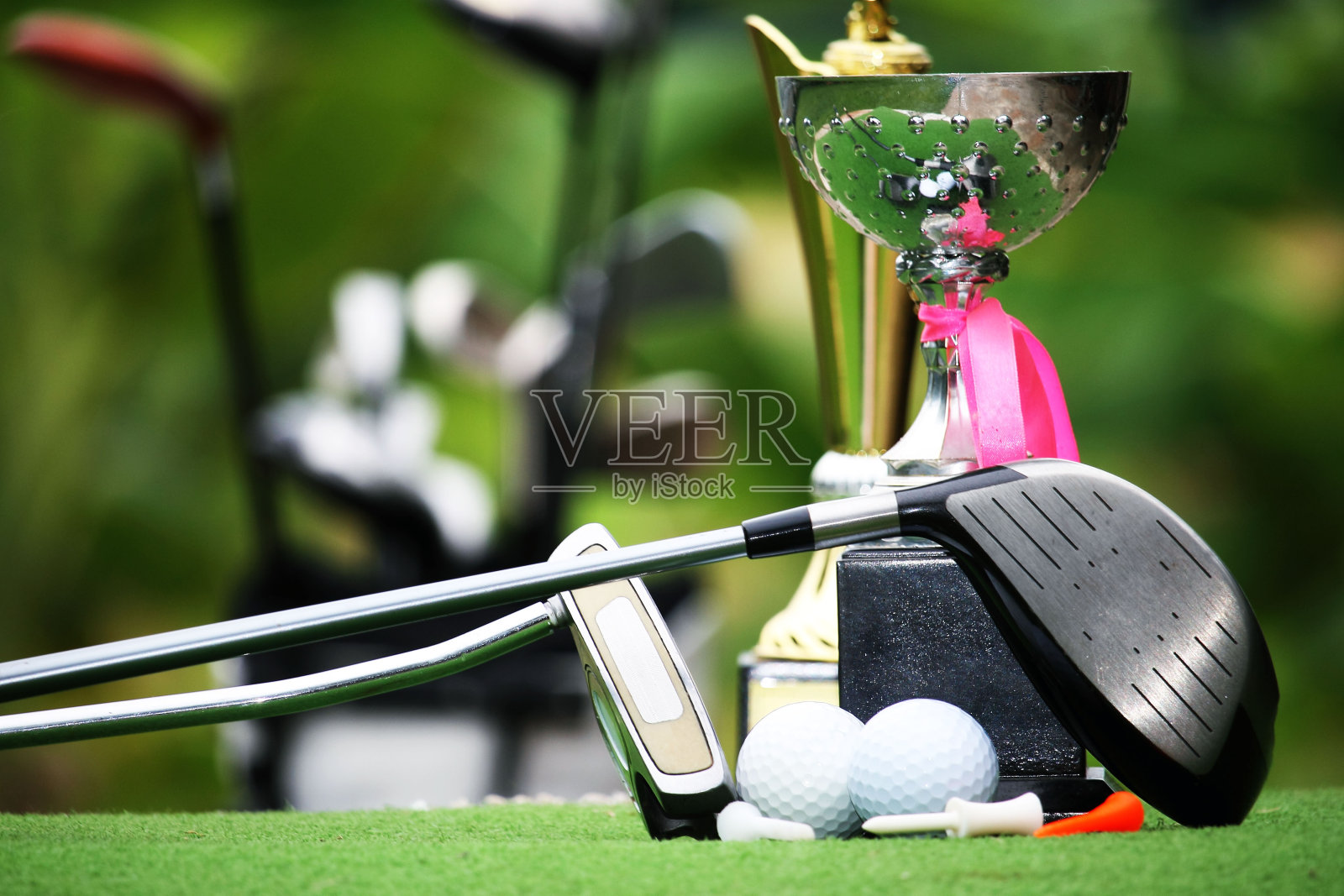 草地上的高尔夫球器材照片摄影图片
