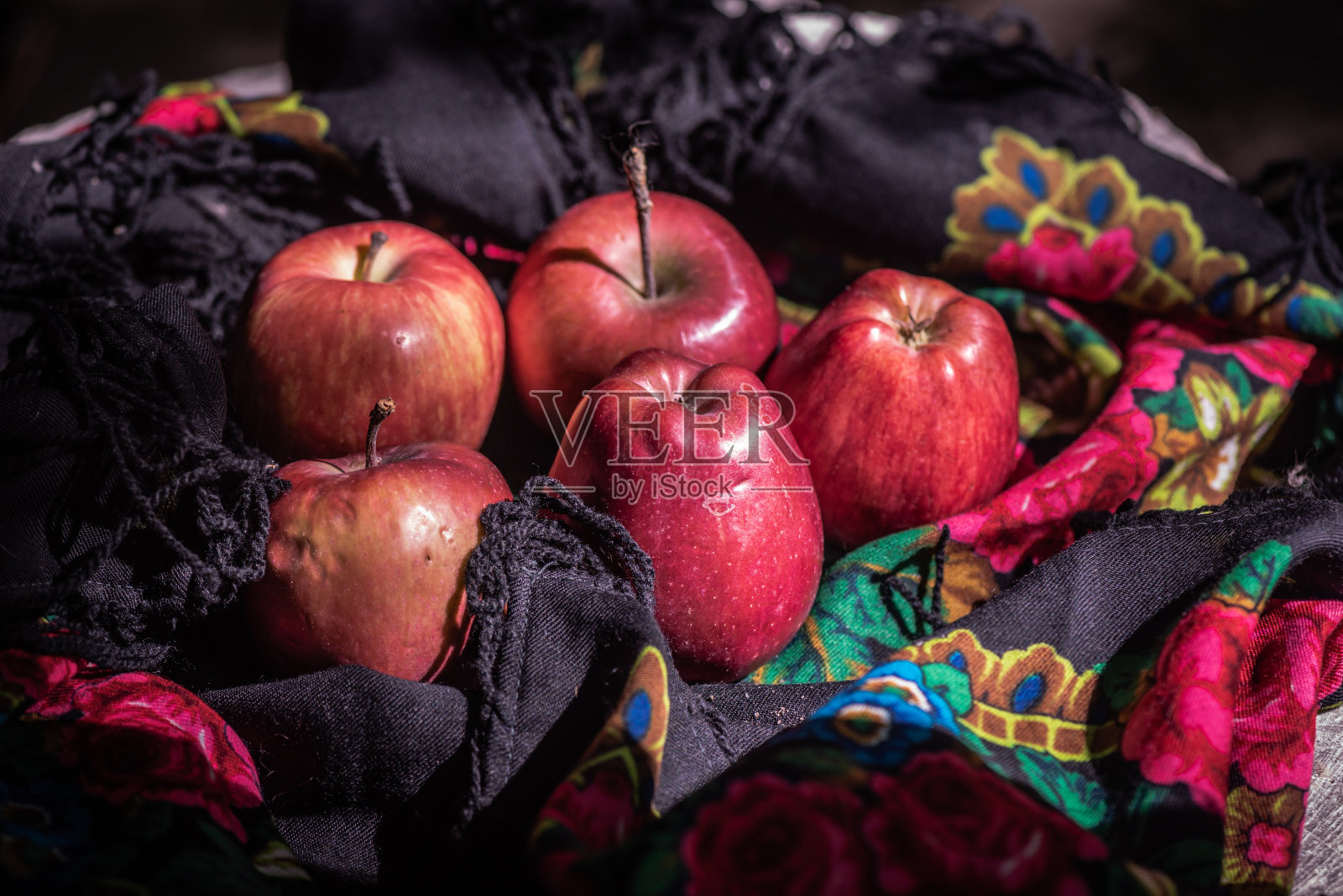 红苹果在女人的彩色围巾照片摄影图片