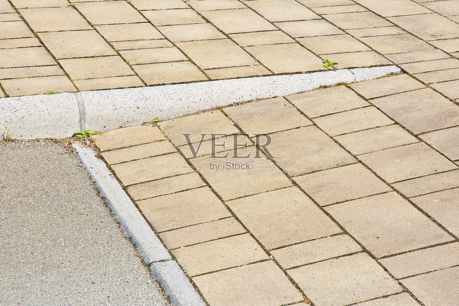 户外公共空间的倾斜坡道地板克服了建筑障碍，为残疾人提供了可达性照片摄影图片