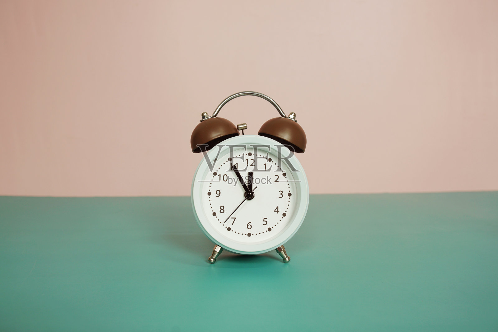 复古闹钟与空间复制在蓝色和粉红色的背景照片摄影图片