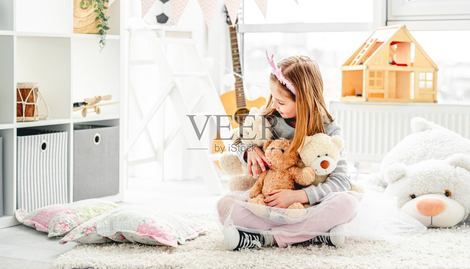 漂亮的小女孩拿着毛绒玩具照片摄影图片